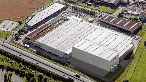 Le constructeur profite dorénavant de 11 700 m² supplémentaires, sur 30 m de haut, pour stocker jusqu'à 58 000 palettes. Le constructeur profite dorénavant de 11 700 m² supplémentaires, sur 30 m de haut, pour stocker jusqu'à 58 000 palettes.