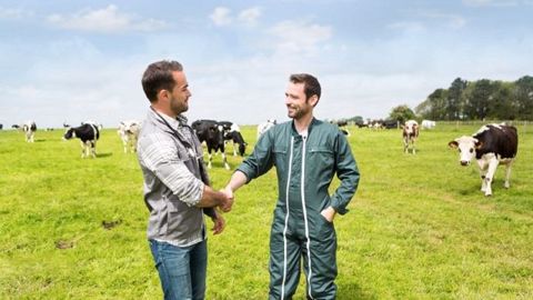 Le premier contact, voire regard, est souvent déterminant pour la suite de la relation entre l'employeur et son employé. (©Production Perig, Fotolia) Le premier contact, voire regard, est souvent déterminant pour la suite de la relation entre l'employeur et son employé. (©Production Perig, Fotolia)