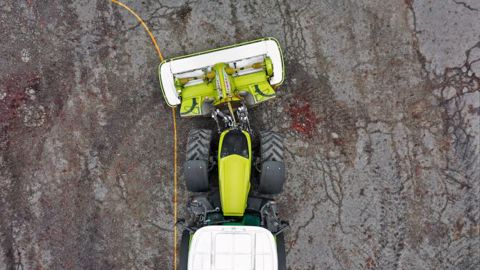 Les bras d'attelage avant pivotent en fonction du braquage des roues du tracteur. (©Claas)