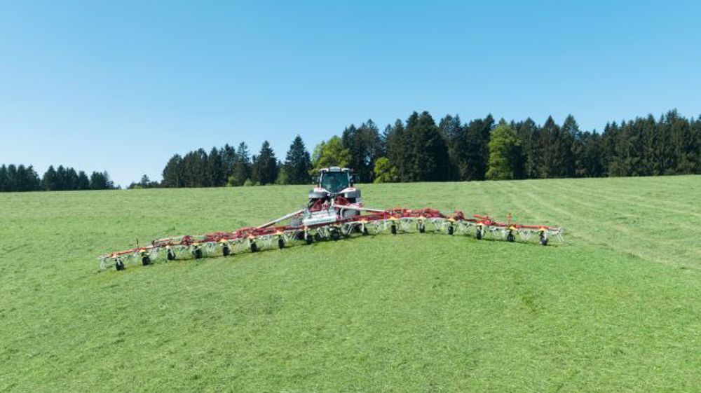 Le faneur Hit 16.18 T possède 16 rotors Dynatech et travaille sur 17 m de largeur. (©Pöttinger)