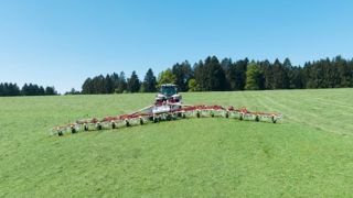 Le faneur Hit 16.18 T possède 16 rotors Dynatech et travaille sur 17 m de largeur. (©Pöttinger) Le faneur Hit 16.18 T possède 16 rotors Dynatech et travaille sur 17 m de largeur. (©Pöttinger)