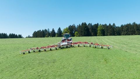Le faneur Hit 16.18 T possède 16 rotors Dynatech et travaille sur 17 m de largeur. (©Pöttinger) Le faneur Hit 16.18 T possède 16 rotors Dynatech et travaille sur 17 m de largeur. (©Pöttinger)