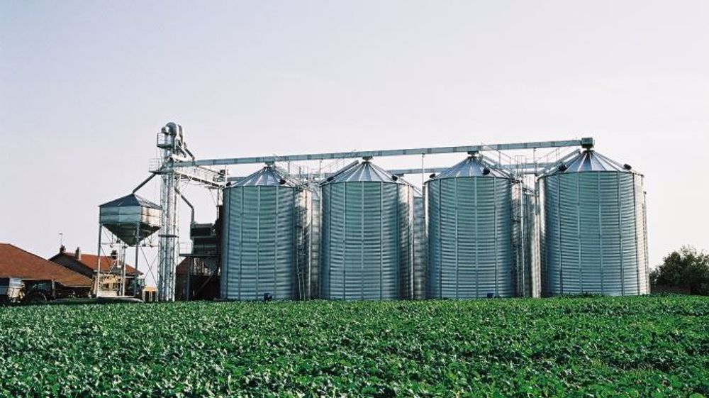Le Gaec Saint Pancrace a installé des cellules de stockage pour pouvoir décider du prix de vente de ses grains. (©AgriConsult)<span style="font-size: 14px; text-align: justify; color: #000000;"> 