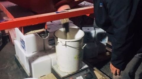 Pour réduire les déchets, Deltavit a imaginé en partenariat avec ses distributeurs une opération de recharge en vrac du complément Bufflo tonic axion. (©Deltavit) Pour réduire les déchets, Deltavit a imaginé en partenariat avec ses distributeurs une opération de recharge en vrac du complément Bufflo tonic axion. (©Deltavit)