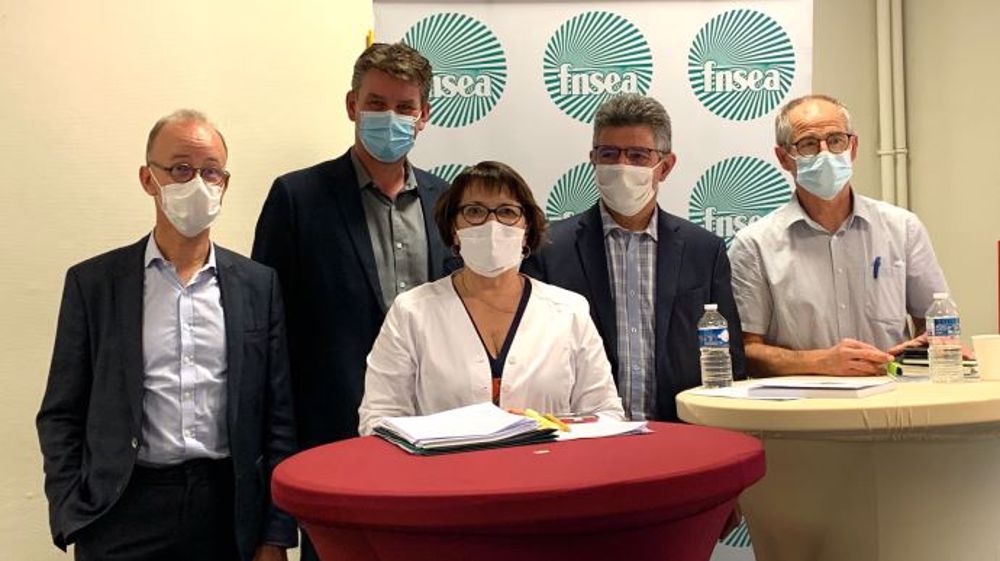 Les rapporteurs du rapport d'orientation 2020 de la FNSEA autour de Christiane Lambert, présidente du syndicat. (©Terre-net Média)
