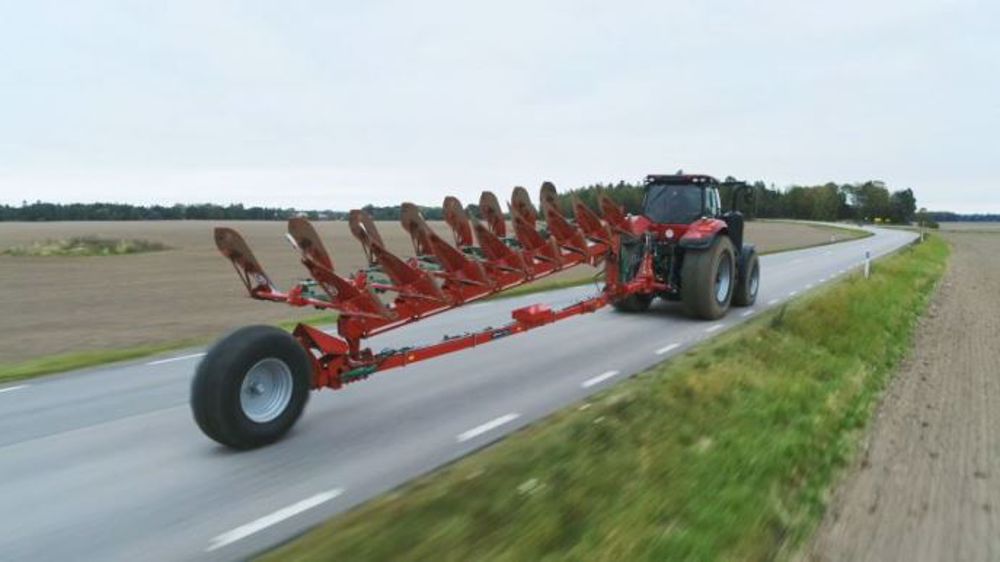 Il suffit de quelques secondes pour mettre la charrue en position transport et abaisser son centre de gravité. (©Kverneland)