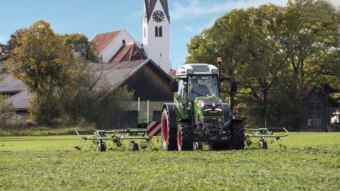 Le tracteur électrique Fendt e100 Varion entraîne les outils via prise de force, hydraulique ou prise électrique. (©Fendt)