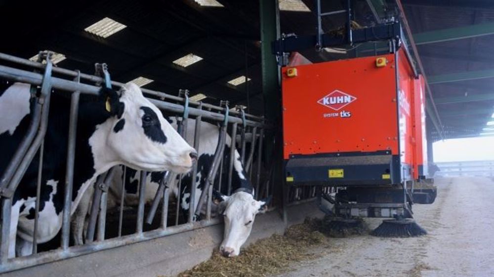 Si l'automatisation de l'alimentation permet de réaliser de sacrés gains de temps en élevage, le robot doit être convenablement réglé pour ne pas perturber le comportement du troupeau. (©Terre-net Média)