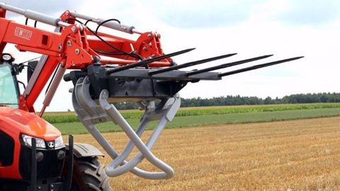 Une fourche pique-bottes à quatre dents d'une part et une pince pour enrubannage d'autre part sur Sonarol. (©Agrizone) Une fourche pique-bottes à quatre dents d'une part et une pince pour enrubannage d'autre part sur Sonarol. (©Agrizone)