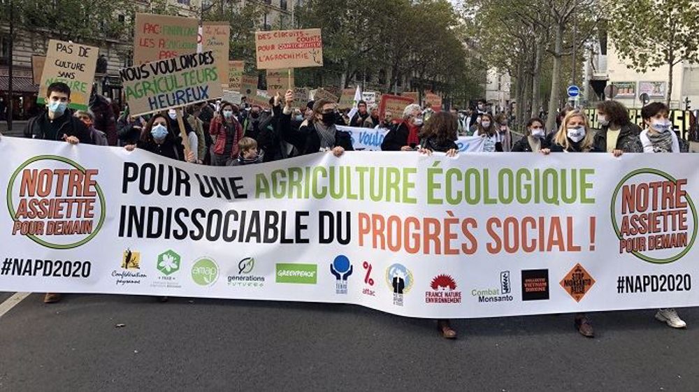 À Paris, un collectif d'organisations, dont la Confédération paysanne, Greenpeace et Générations futures, ont manifesté pour exiger une inflexion dans les négociations de la prochaine Pac. (©@pouruneautrepac)