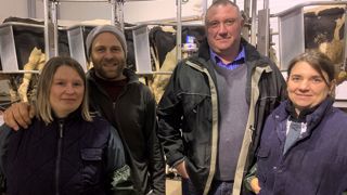 Au Gaec Vimont-Levesque, le travail est réparti par couple. De gauche à droite : Annabelle et Kevin Levesque, Wilfried et Sonia Vimont. (©Terre-net Média) Au Gaec Vimont-Levesque, le travail est réparti par couple. De gauche à droite : Annabelle et Kevin Levesque, Wilfried et Sonia Vimont. (©Terre-net Média)