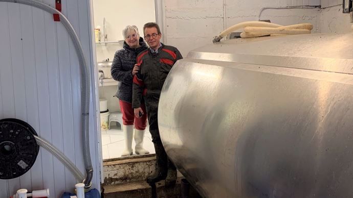 Stéphanie Rivet et Dominique Vigreux devant leur atelier de transformation à la ferme