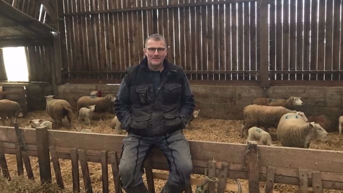 Fabien Paris aux côtés de son troupeau