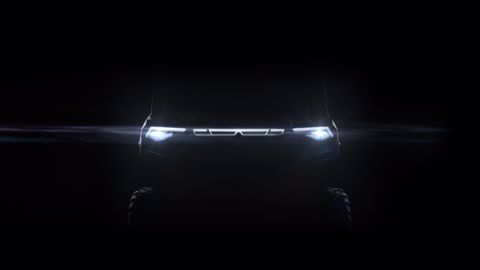 Impossible de découvrir plus que les feux du Ranger 100 % électrique. Il faut s'armer de patience jusqu'à fin 2021, date du lancement. (©Polaris) Impossible de découvrir plus que les feux du Ranger 100 % électrique. Il faut s'armer de patience jusqu'à fin 2021, date du lancement. (©Polaris)