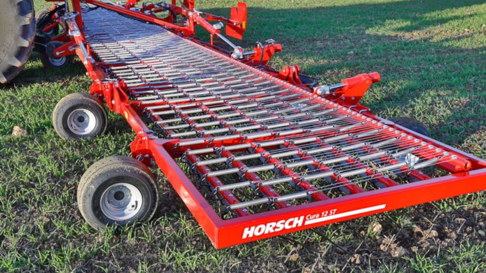 Horsch ajoute deux modèles à sa gamme de herses étrilles Cura ST, 13,7 et 15,2 m de largeur de travail. (©Horsch)