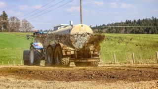 Utiliser son propre matériel, intégrer une Cuma ou déléguer complètement les chantiers : en ce qui concerne les épandages d'effluents, les éleveurs ont plusieurs pistes à étudier. (©CC) Utiliser son propre matériel, intégrer une Cuma ou déléguer complètement les chantiers : en ce qui concerne les épandages d'effluents, les éleveurs ont plusieurs pistes à étudier. (©CC)
