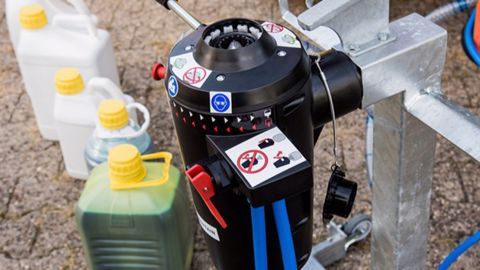 Le système EasyConnect permet de transférer du produit dans le pulvérisateur sans risque de contact avec l'opérateur. (©BASF) Le système EasyConnect permet de transférer du produit dans le pulvérisateur sans risque de contact avec l'opérateur. (©BASF)