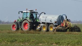 L'épandage par pendillards permet de limiter les pertes d'azote par volatilisation. (©CC) L'épandage par pendillards permet de limiter les pertes d'azote par volatilisation. (©CC)