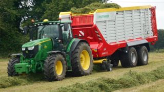 Grâce au chargement automatique qu’offre la Jumbo série 7000, le conducteur n’a quasiment aucune intervention à effectuer. (©Olivier Joly) Grâce au chargement automatique qu’offre la Jumbo série 7000, le conducteur n’a quasiment aucune intervention à effectuer. (©Olivier Joly)