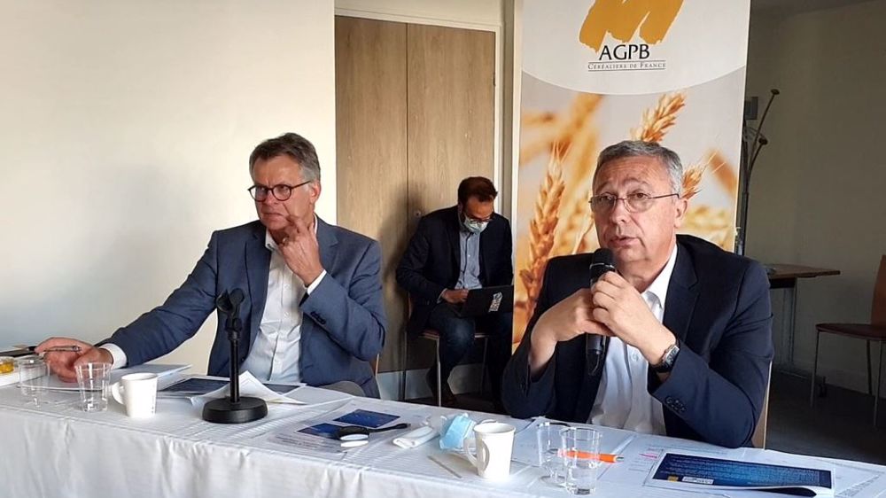 Philippe Heusèle (à gauche) et Éric Thirouin (à droite) ont dressé, mardi 7 septembre 2021, le bilan de la récolte céréalière 2021 et les perspectives de la prochaine campagne. (©Terre-net Média)