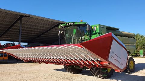 La coupe Klever Rostselmash ne prélève que les capitules, ce qui permet d'avoir moins de volume dans la moissonneuse-batteuse et donc un meilleur débit de chantier. (©Pulvé import 21) La coupe Klever Rostselmash ne prélève que les capitules, ce qui permet d'avoir moins de volume dans la moissonneuse-batteuse et donc un meilleur débit de chantier. (©Pulvé import 21)