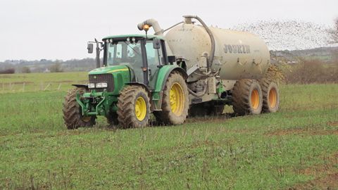 Comme pour les engrais minéraux, il est impératif de réaliser les apports organiques dans de bonnes conditions, afin de valoriser au mieux les éléments fertilisants. (©Arvalis-Institut du végétal)