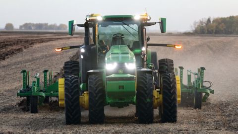 John Deere annonce le premier tracteur autonome commercialisable. (©John Deere) John Deere annonce le premier tracteur autonome commercialisable. (©John Deere)