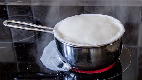 Comme le lait bouilli, les producteurs et leurs représentants s'échauffent face à la flambée des charges ! (©cc) Comme le lait bouilli, les producteurs et leurs représentants s'échauffent face à la flambée des charges ! (©cc)