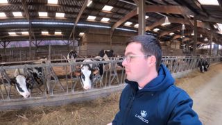Corentin (50) vérifie que son élevage remplit tous les critères de bien-être Corentin (50) vérifie que son élevage remplit tous les critères de bien-être