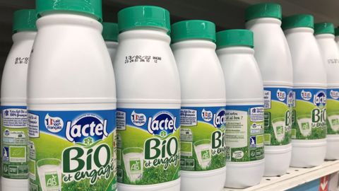 Lactalis va réduire son volume de lait bio contractualisé (©Terre-net Média) Lactalis va réduire son volume de lait bio contractualisé (©Terre-net Média)
