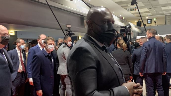 Emmanuel Macron, suivi par Jean Castex, avant de couper le ruban pour inaugurer le Salon de l'agriculture 2022.