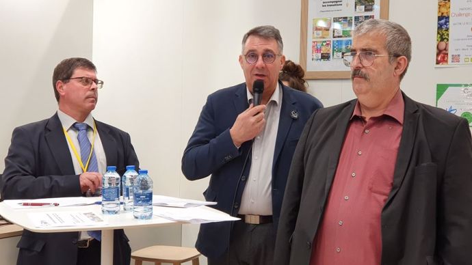 Jean-François Arnauld, président de Duralim, David Saelens, président de la Coopération agricole Nutrition animale, et François Cholat, président du SNIA, lors de la présentation du Manifeste d'engagement 