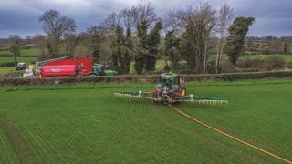 L'épandage sans tonne permet de travailler en conditions humides et sans tasser le sol dans les passages de roues. (©Agro Jeannerot) L'épandage sans tonne permet de travailler en conditions humides et sans tasser le sol dans les passages de roues. (©Agro Jeannerot)