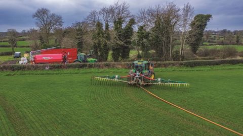 L'épandage sans tonne permet de travailler en conditions humides et sans tasser le sol dans les passages de roues. (©Agro Jeannerot) L'épandage sans tonne permet de travailler en conditions humides et sans tasser le sol dans les passages de roues. (©Agro Jeannerot)