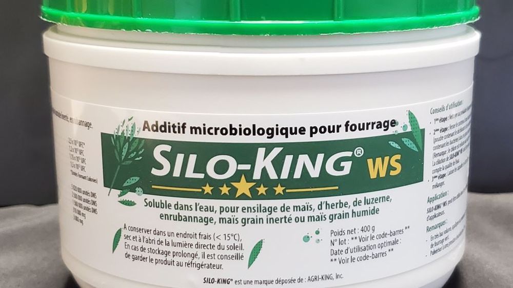 Silo-king WS se présente sous forme de poudre mouillable en bidon et il contient un colorant bleu pour visualiser son application. (©Cérience) Silo-king WS se présente sous forme de poudre mouillable en bidon et il contient un colorant bleu pour visualiser son application. (©Cérience)