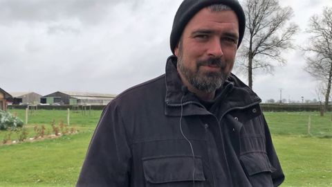 Installé depuis 15 ans sur la ferme familiale, Philippe Levavasseur élève une centaine de vaches laitières en Seine-Maritime. (©Terre-net Média) Installé depuis 15 ans sur la ferme familiale, Philippe Levavasseur élève une centaine de vaches laitières en Seine-Maritime. (©Terre-net Média)