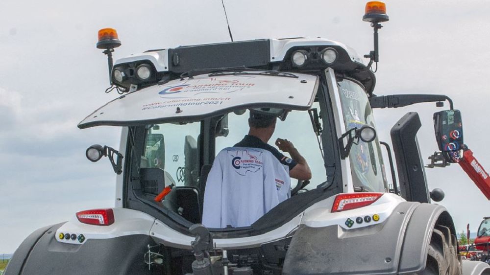 Thierry Baillet reprend la route du Cofarming Tour ce lundi 9 mai à bord d'un Valtra N135 Direct. (©Valtra)