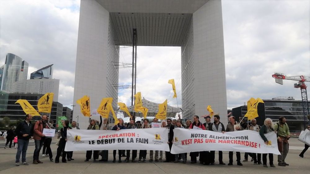 La Confédération paysanne a manifesté le 5 mai devant le siège de Cargill à la Défense. (©Confédération Paysanne)