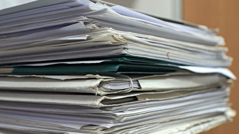 Pile de papiers ou montagne de mails à trier : les agriculteurs sont partagés quant à la dématérialisation des factures. (©Pixabay)