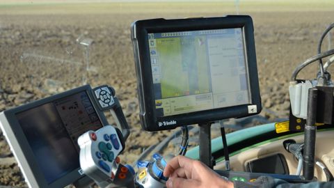 Principal avantage du guidage au GPS RTK sur les autres systèmes, il permet de travailler de jour comme de nuit. 