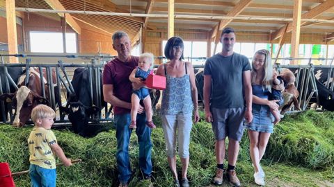 Michel Clément (à gauche), avec sa femme, son fils Nicolas, sa belle-fille et ses petits-enfants, devant ses vaches laitières.