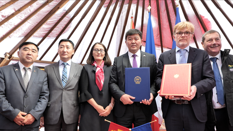 Signature de l'accord franco-mongol