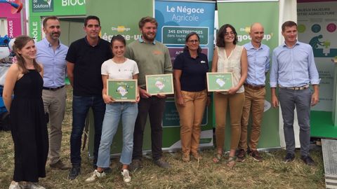 De gauche à droite : Perrine Magréault et Pierre Compère (Agri Sud-Ouest Innovation), John Bernard (Gruope Bernard), Olga Bondoux (Assolia), Henri Desesquelles (Osiris Agriculture), Stéphanie Peyrot (Groupe Isidore), Cassarndre Feray (UV Boosting), Yann Lamy (Négoce Expansion) et Sébastien Evain (Syngenta). (©Terre-net Média) De gauche à droite : Perrine Magréault et Pierre Compère (Agri Sud-Ouest Innovation), John Bernard (Gruope Bernard), Olga Bondoux (Assolia), Henri Desesquelles (Osiris Agriculture), Stéphanie Peyrot (Groupe Isidore), Cassarndre Feray (UV Boosting), Yann Lamy (Négoce Expansion) et Sébastien Evain (Syngenta). (©Terre-net Média)