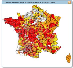 Carte des arrêtés de restriction d’eau indiquant en gris un niveau de vigilance, en jaune le niveau d’alerte, en orange une alerte renforcé et en rouge, un niveau de crise.