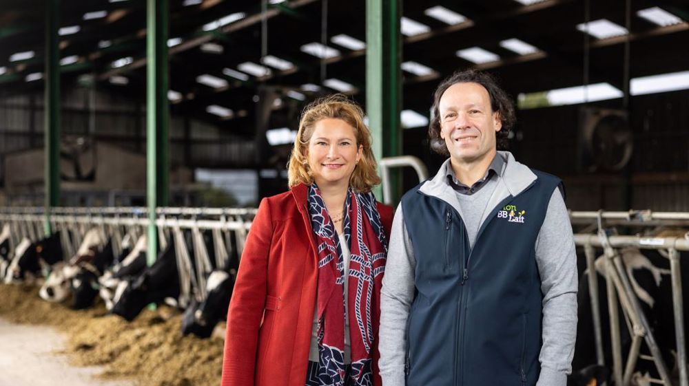 Béatrice de Noray, directrice générale de Bel France, et Frédéric Dorilleau, président de l'APBO, ont conclu un accord sur le prix du lait 2023. (©Bel)