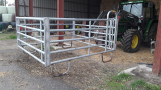 La case de contention a été fabriquée afin faciliter le bouclage des petits veaux en pâture. (©Antoine Momboisse) La case de contention a été fabriquée afin faciliter le bouclage des petits veaux en pâture. (©Antoine Momboisse)