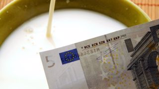 Selon environ un quart des lecteurs de Web-agri, le prix moyen du lait en 2023 sera inférieur à celui de de 2022 (©AdobeStock) Selon environ un quart des lecteurs de Web-agri, le prix moyen du lait en 2023 sera inférieur à celui de de 2022 (©AdobeStock)