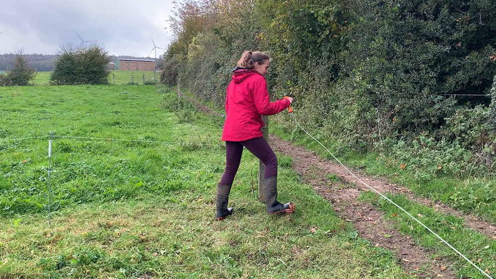 Si certaines tâches physiques en agriculture sont plus dures pour les femmes, elles trouvent toujours une solution et elles n'en sont pas moins techniques que leurs collègues masculins. (©Terre-net Média)