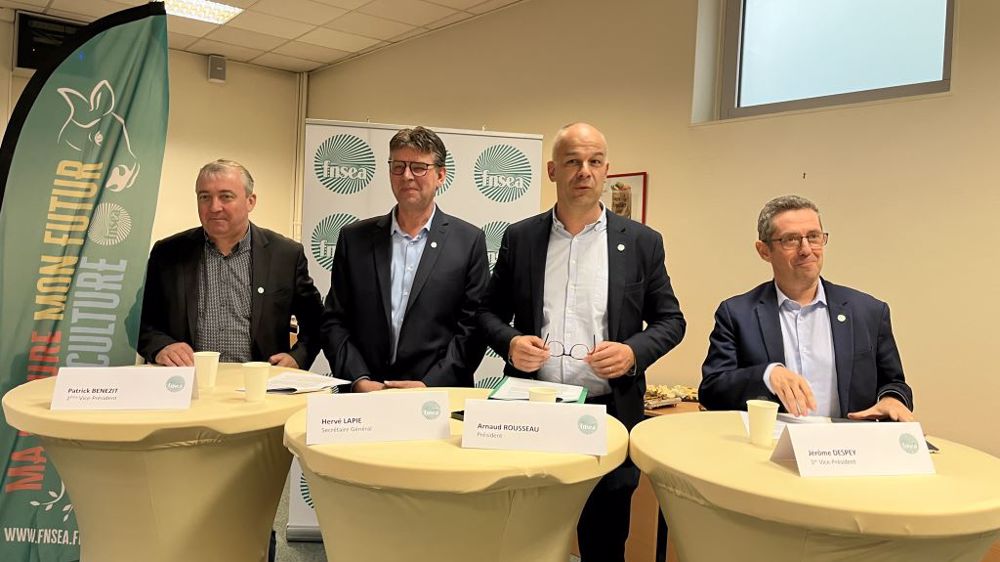 Arnaud Rousseau, nouveau président de la FNSEA entouré de son équipe dirigeante. (©@Terre-net média)