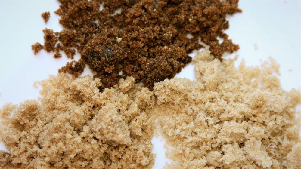 L’indice FAO des prix du sucre a grimpé de 17,6 % en un mois, atteignant son plus haut niveau depuis octobre 2011. (<a href="https://commons.wikimedia.org/wiki/File:Brown_sugar_examples.JPG" target="_self">©Moe Rubenzahl, Wikimedia commons, CC BY 4.0</a>)